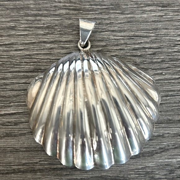 925 seashell pendant. 2 1/2 inch long - Picture 1 of 1